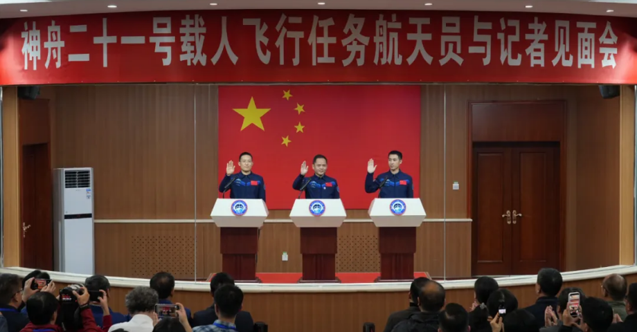 神舟二十一號航天員乘組亮相，大連化物所張洪章研究員出征！